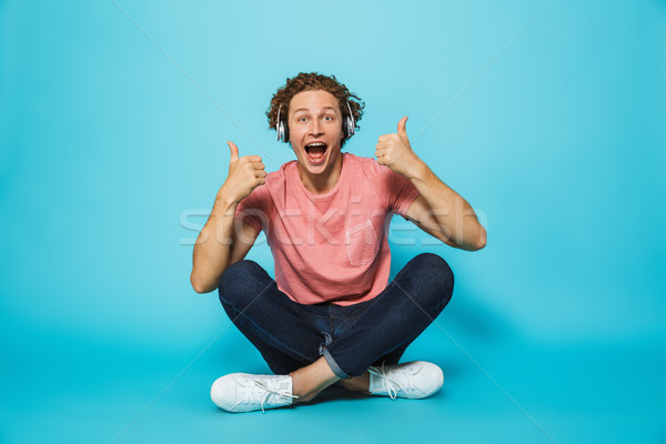 Retrato feliz jóvenes rizado hombre auriculares Foto stock © deandrobot