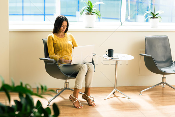 Zakenvrouw vergadering bureaustoel met behulp van laptop mooie toevallig Stockfoto © deandrobot