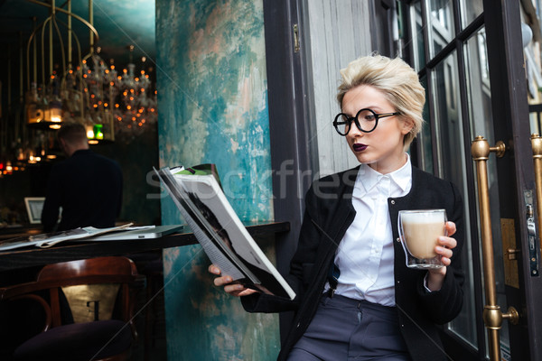 Közelkép portré lány ül kávézó magazin Stock fotó © deandrobot