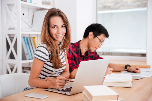 Zwei schönen Studenten arbeiten Projekt zusammen Stock foto © deandrobot