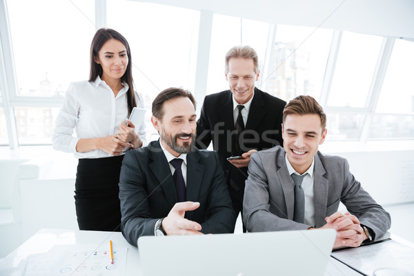 Stockfoto: Zakenlieden · laptop · kantoor · vergadering · tabel · computer