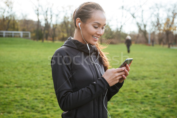 Foto stock: Alegre · feminino · corredor · telefone · ao · ar · livre · imagem