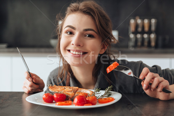 ストックフォト: 幸せ · 小さな · 女性 · 食べ · 魚 · トマト