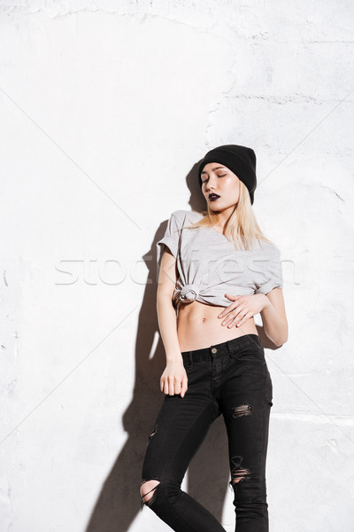 Stijlvol vrouw hoed gescheurd jeans zwarte Stockfoto © deandrobot