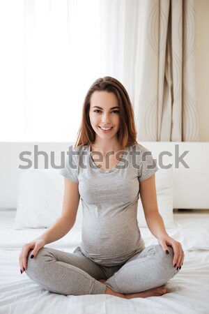 [[stock_photo]]: Heureux · enceintes · jeune · femme · séance · lit · chambre