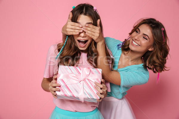 Tineri fata atractiv colorat tricou prieten prezenta Imagine de stoc © deandrobot
