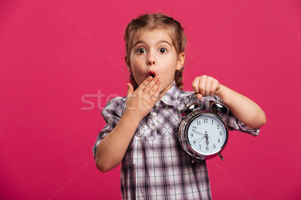Schockiert kleines Mädchen Kind halten Uhr Alarm Stock foto © deandrobot