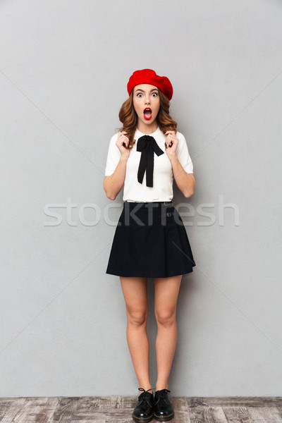Portret geschokt schoolmeisje uniform permanente Stockfoto © deandrobot