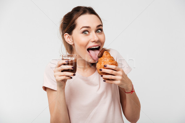 Retrato sonriendo bastante nina comer croissant Foto stock © deandrobot