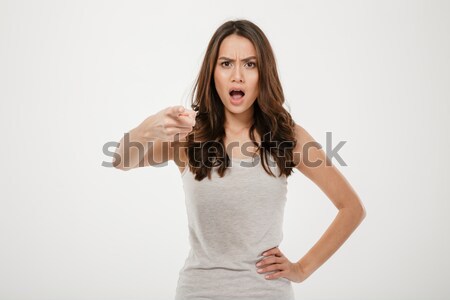 Niezadowolony brunetka kobieta ramię biodro wskazując Zdjęcia stock © deandrobot