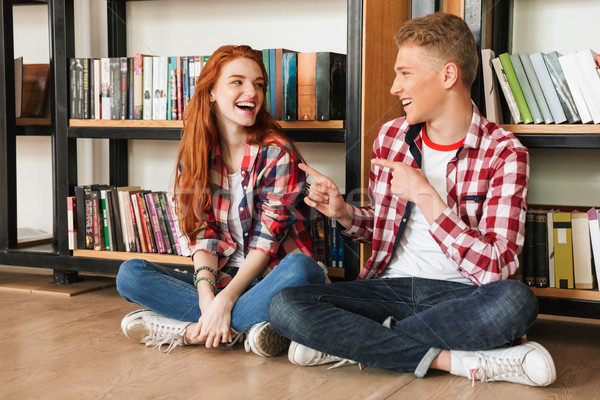 Stock foto: Lächelnd · jugendlich · Paar · Sitzung · Stock · Bücherregal