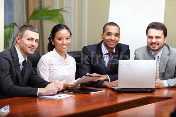 Többnemzetiségű üzleti csapat megbeszélés fókusz férfi lány Stock fotó © deandrobot