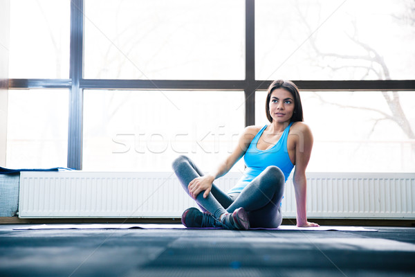 Stok fotoğraf: Dalgın · kadın · oturma · yoga · mat · spor · salonu