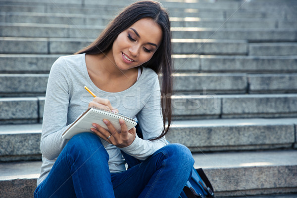 Sorridere femminile studente iscritto note notepad Foto d'archivio © deandrobot