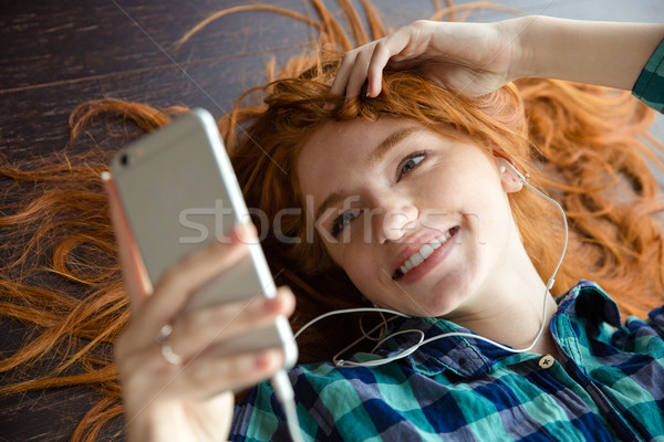 ストックフォト: ポジティブ · 赤毛 · 女性 · 音楽を聴く · 笑みを浮かべて
