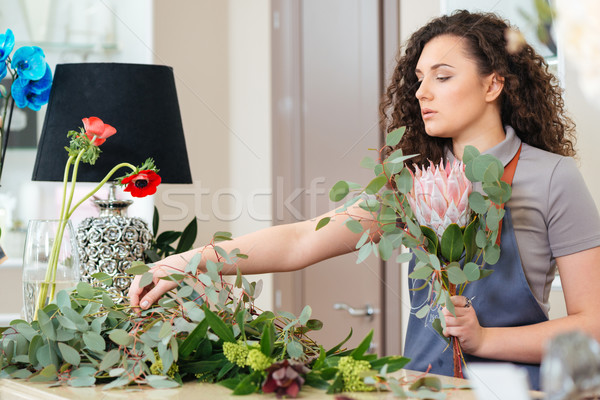 Concentrado mujer florista ramo frescos Foto stock © deandrobot