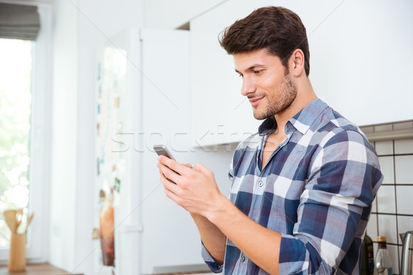 Foto stock: Bonito · moço · em · pé · cozinha