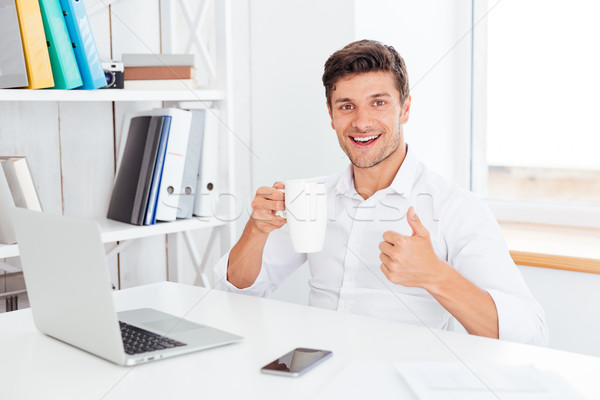 Stock foto: Glücklich · lächelnd · Geschäftsmann · halten · Teetasse