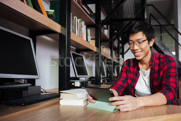 Asian mannelijke student tablet bibliotheek afbeelding Stockfoto © deandrobot