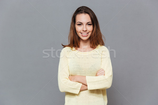 [[stock_photo]]: Femme · souriante · chandail · permanent · bras · pliées