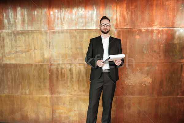 Lächelnd Geschäftsmann Zwischenablage Anzug stehen Stock foto © deandrobot