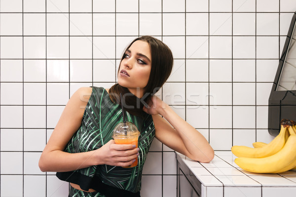 Töprengő fiatal nő gondolkodik iszik dzsúz kávézó Stock fotó © deandrobot