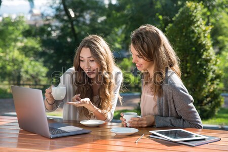 笑みを浮かべて 女性 座って 屋外 公園 飲料 ストックフォト © deandrobot