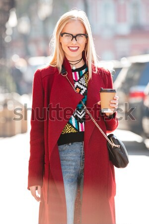Asombroso moda jóvenes mujer rubia potable Foto stock © deandrobot