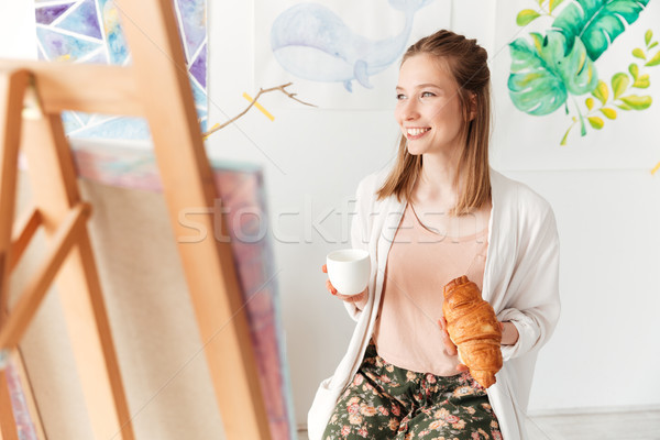 Boldog hölgy festő iszik kávé eszik Stock fotó © deandrobot