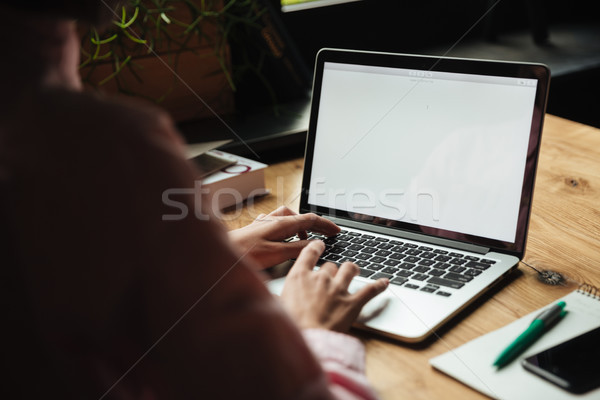 Сток-фото: вид · сзади · женщину · сидят · таблице · используя · ноутбук · компьютер