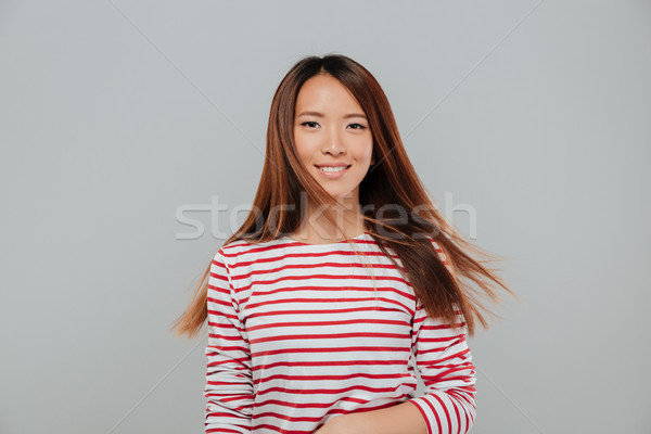 Portret zâmbitor atractiv asiatic fată parul lung Imagine de stoc © deandrobot