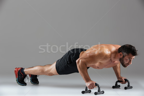 Portret muscular puternic bustul gol masculin Imagine de stoc © deandrobot