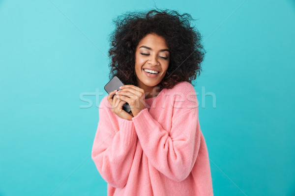 Amerikai boldog nő rózsaszín póló mosolyog Stock fotó © deandrobot