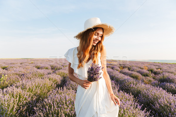 Foto stock: Alegre · jovem · chapéu · de · palha · lavanda · buquê