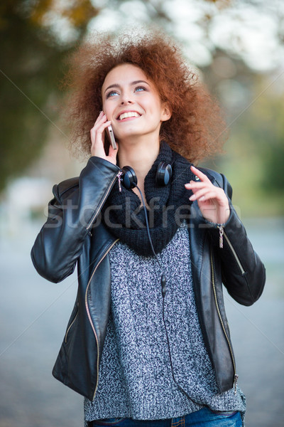 Frau sprechen Telefon nachschlagen Freien Porträt Stock foto © deandrobot