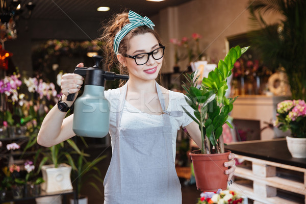 Mujer florista plantas feliz Foto stock © deandrobot