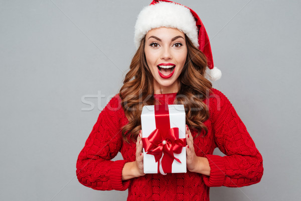 Stockfoto: Gelukkig · opgewonden · vrouw · kerstman · hoed · geschenkdoos