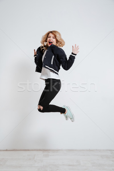 Foto stock: Jovem · feliz · mulher · saltando · sucesso