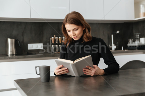 Asombroso dama negro suéter lectura libro Foto stock © deandrobot