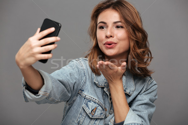 Foto jonge aantrekkelijke vrouw lucht Stockfoto © deandrobot