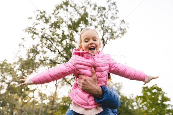 Happy girl gry szczęśliwy ojciec parku dziewczyna Zdjęcia stock © deandrobot