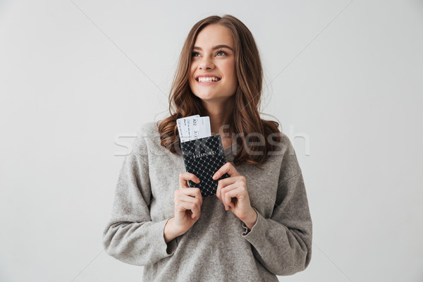 Fericit bruneta femeie pulover excursie Imagine de stoc © deandrobot
