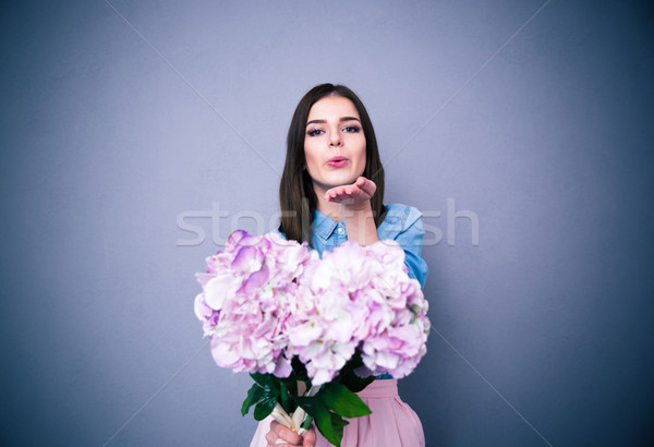 Mooie vrouw bloemen kus grijs Stockfoto © deandrobot