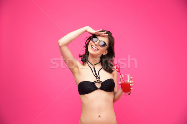 Foto stock: Mujer · sonriente · traje · de · baño · frescos · jugo · gafas · de · sol