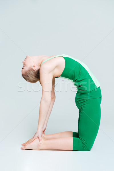 Flexibil femeie yoga exercita izolat alb Imagine de stoc © deandrobot
