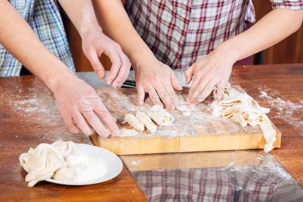 Paar Kneten Kochen zusammen Hände Stock foto © deandrobot