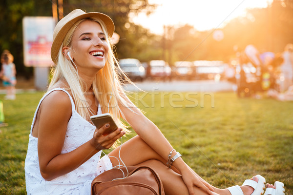 Stockfoto: Glimlachende · vrouw · luisteren · naar · muziek · vergadering · park · glimlachend · jonge