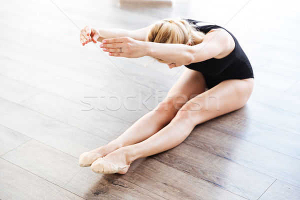 Ziemlich Ballerina Sitzung Dehnung Ballett Stock foto © deandrobot