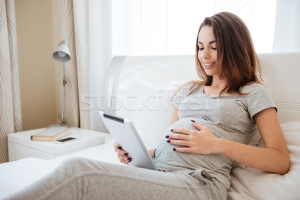 Stockfoto: Glimlachend · zwangere · vrouw · bed · home · moeder