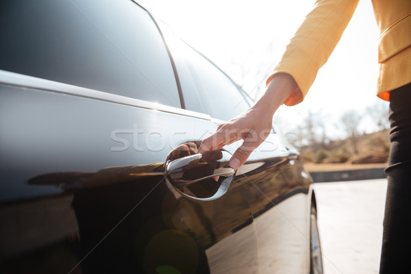 Empresarias apertura puerta negro coche primer plano Foto stock © deandrobot